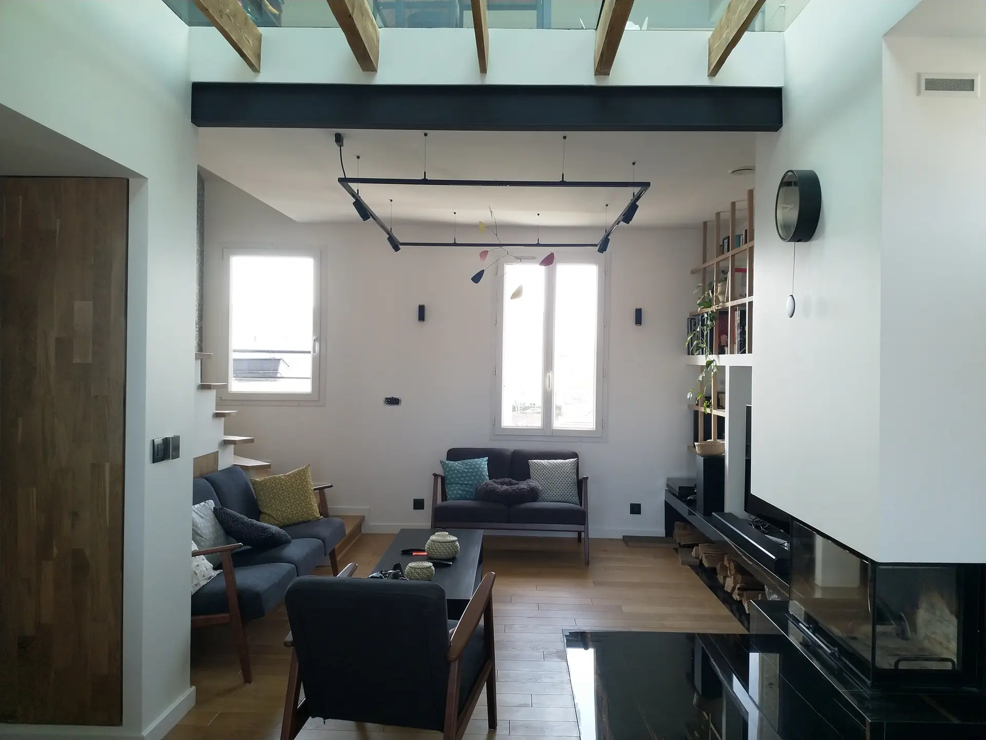 Séjour du duplex sous charpente apparente, après rénovation