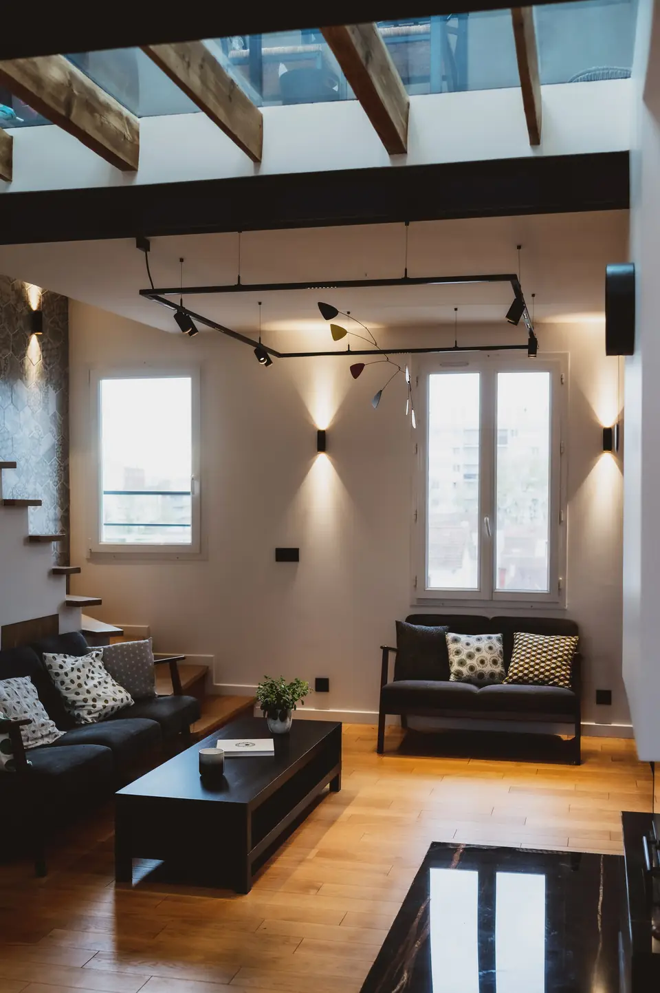Séjour et poutres métalliques, vue depuis la mezzanine