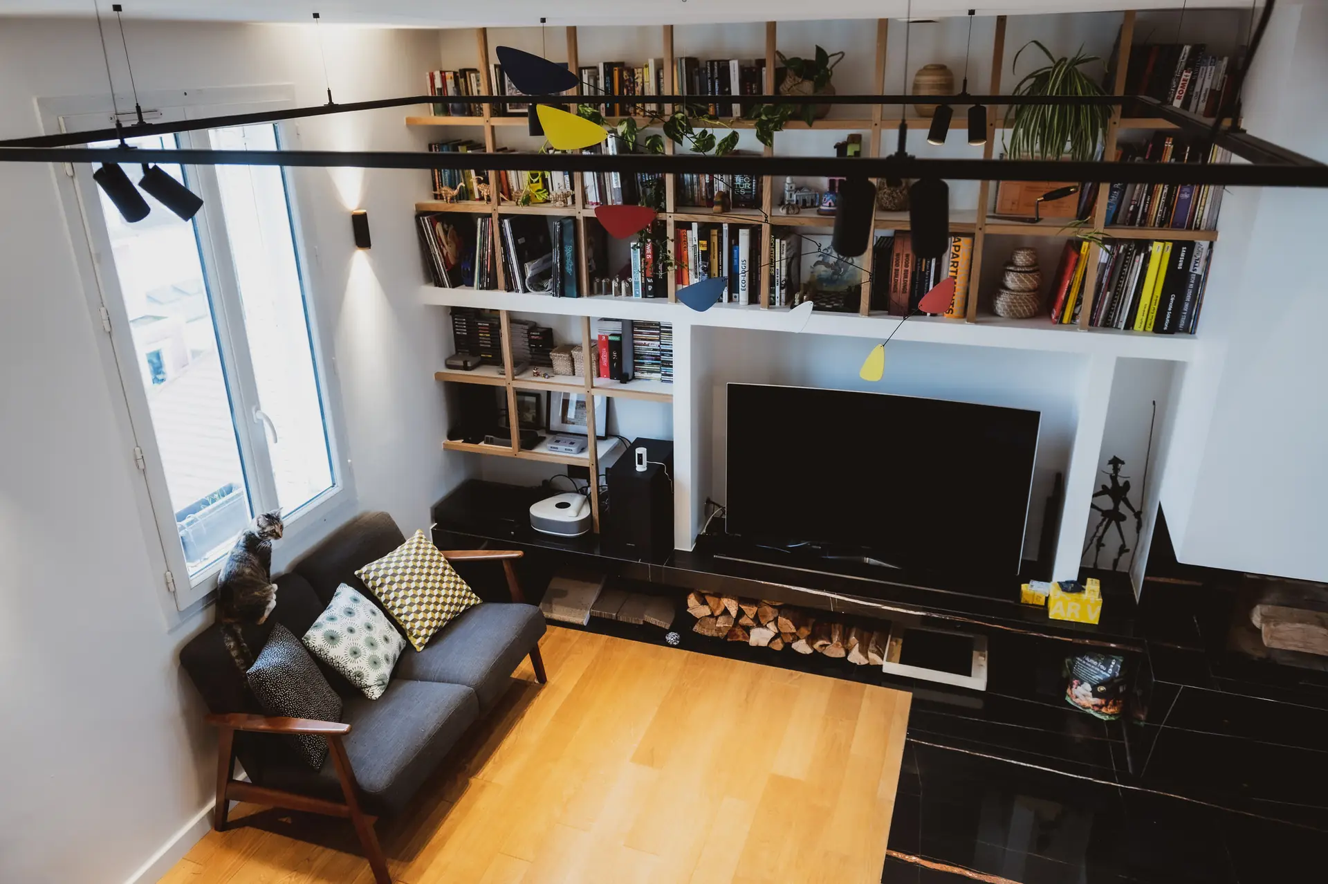 Bibliothèque sur mesure et coin télévision