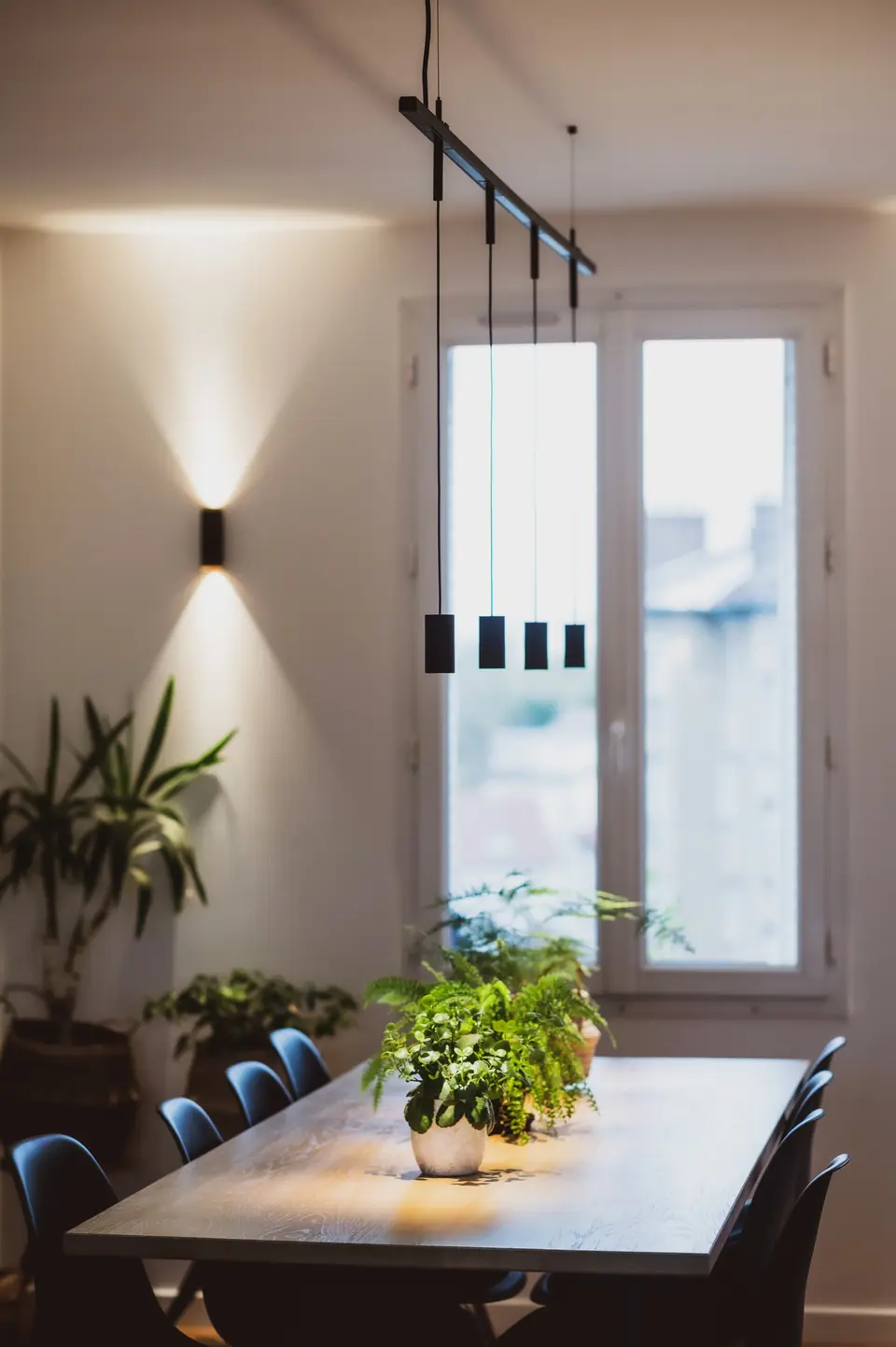Table à manger devant la fenêtre, suspensions linéaires