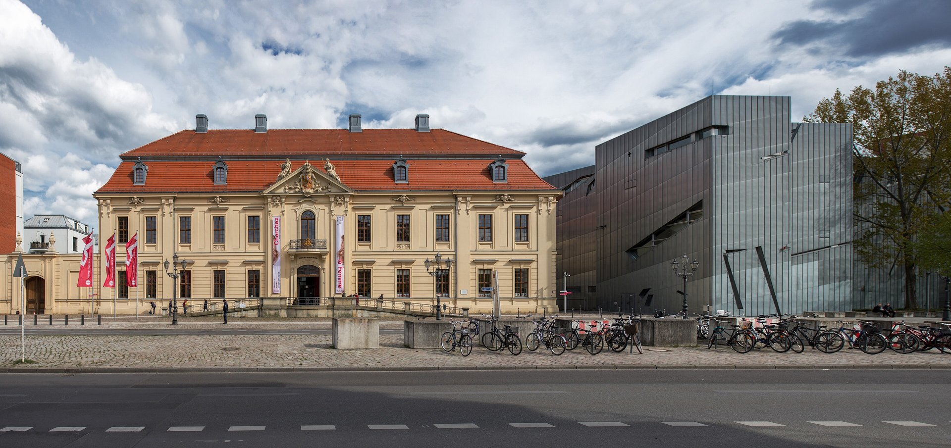 Le Kollegienhaus baroque et, à côté, l'extension en zinc du Musée juif de Berlin