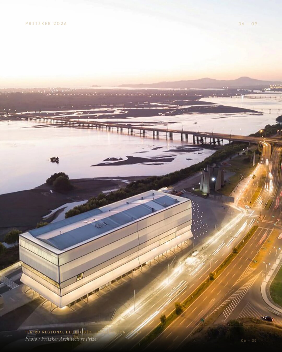 Vue aérienne du Teatro Regional del Biobío au crépuscule, posé en bord de fleuve