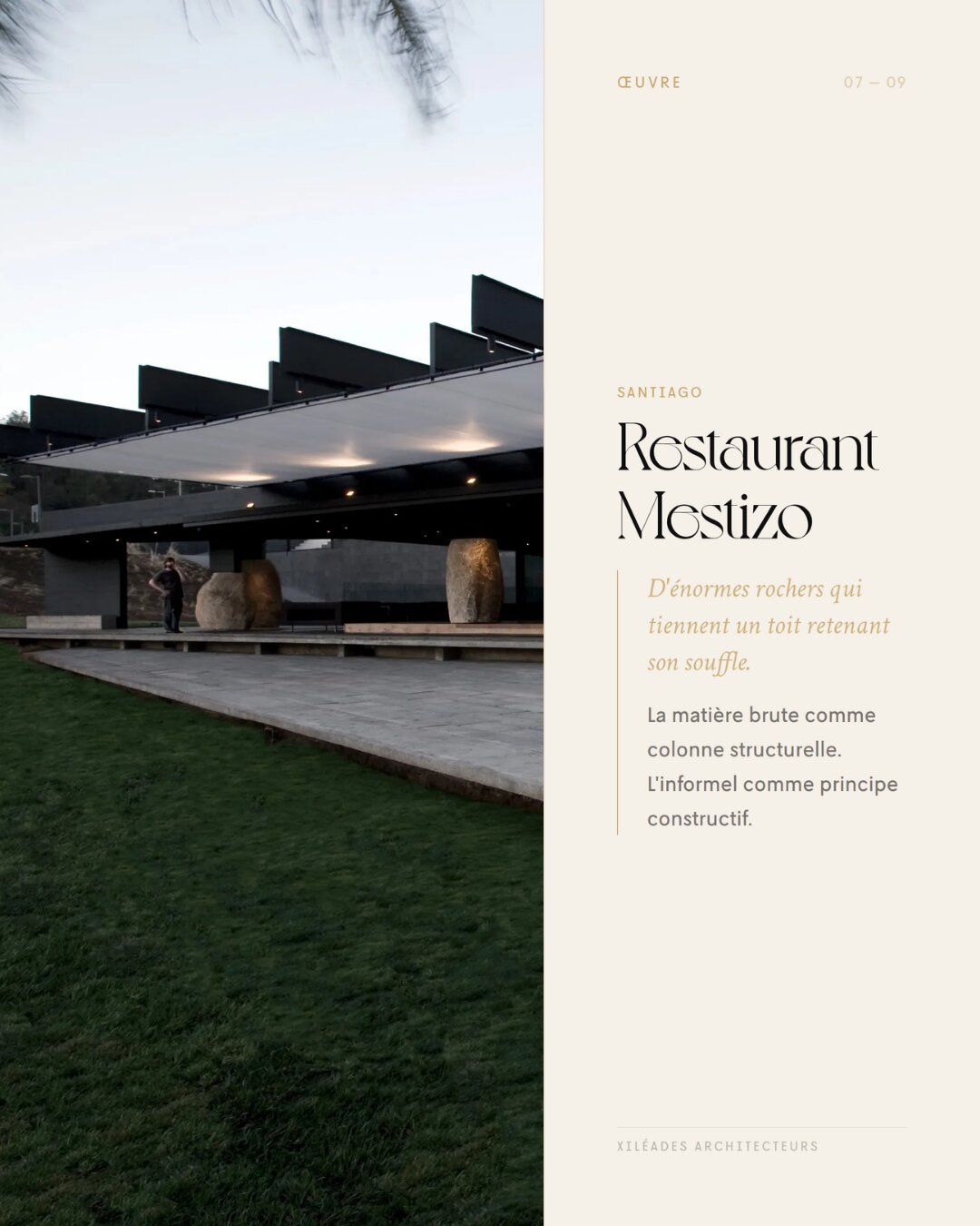 Restaurant Mestizo à Santiago : énormes rochers naturels supportant un toit horizontal en bois