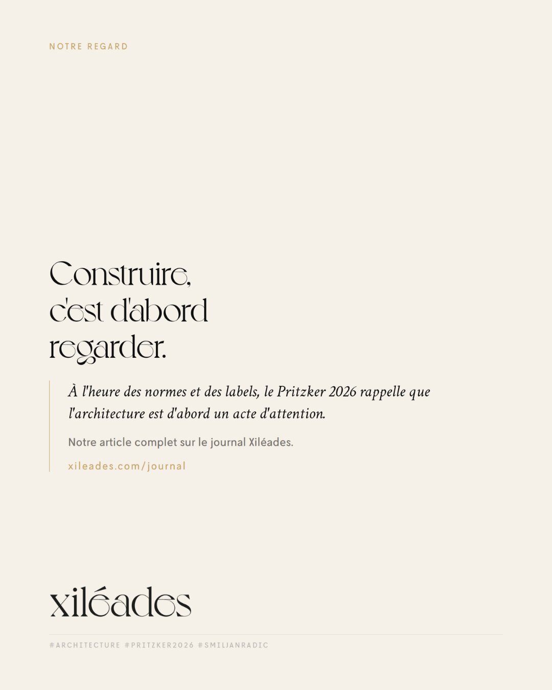 Visuel de signature Xiléades Architecteurs : composition minérale et inscription "Construire, c'est d'abord regarder"