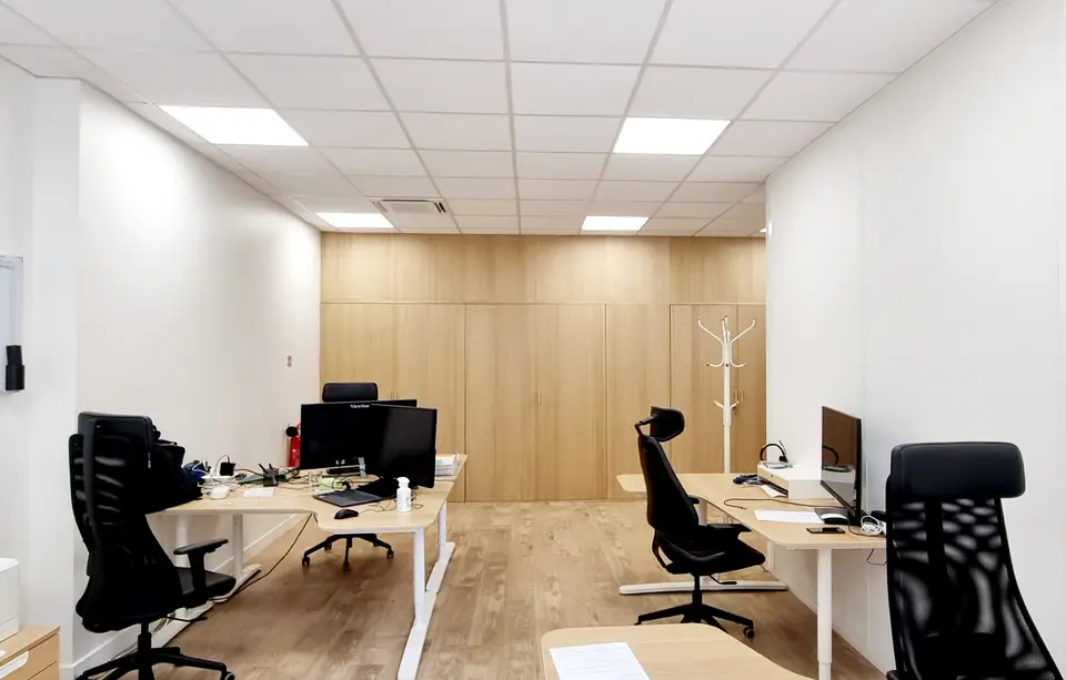Postes de travail adossés au mur de rangement en chêne