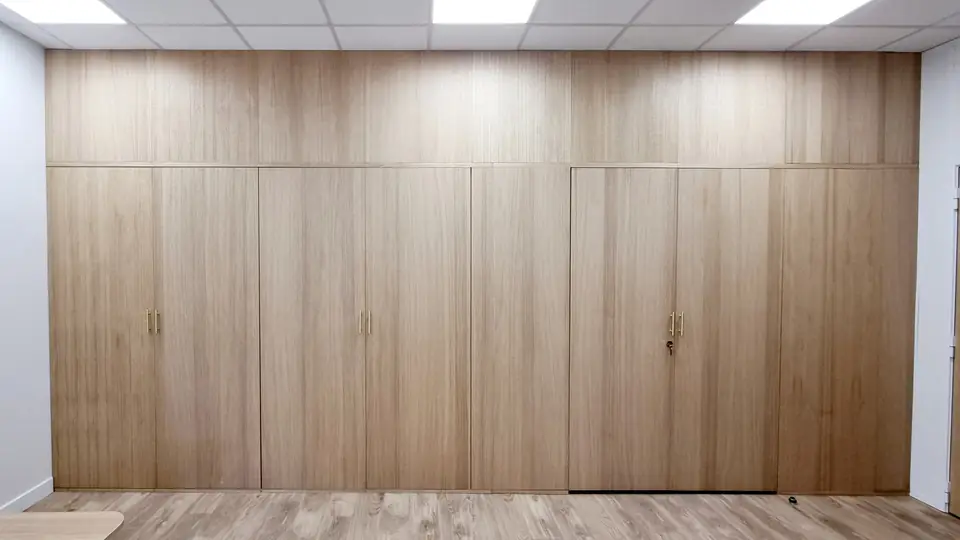 Mur de rangement toute hauteur en chêne