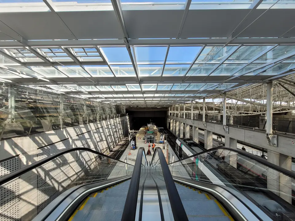 Escalators descendant vers les quais sous la verrière