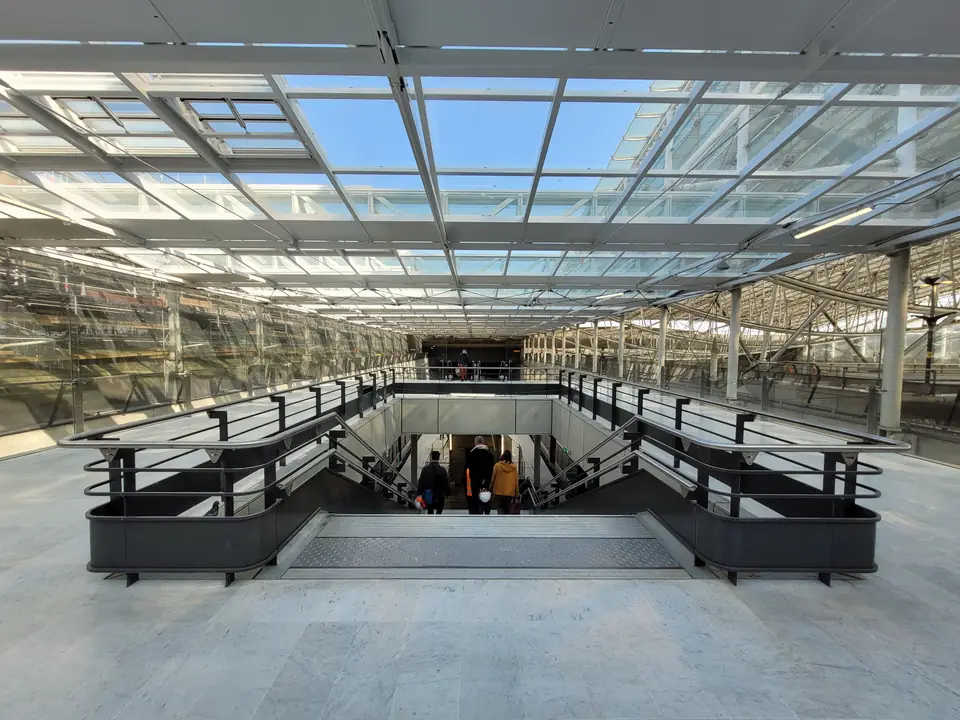 Trémie des escaliers vue de face sous la verrière