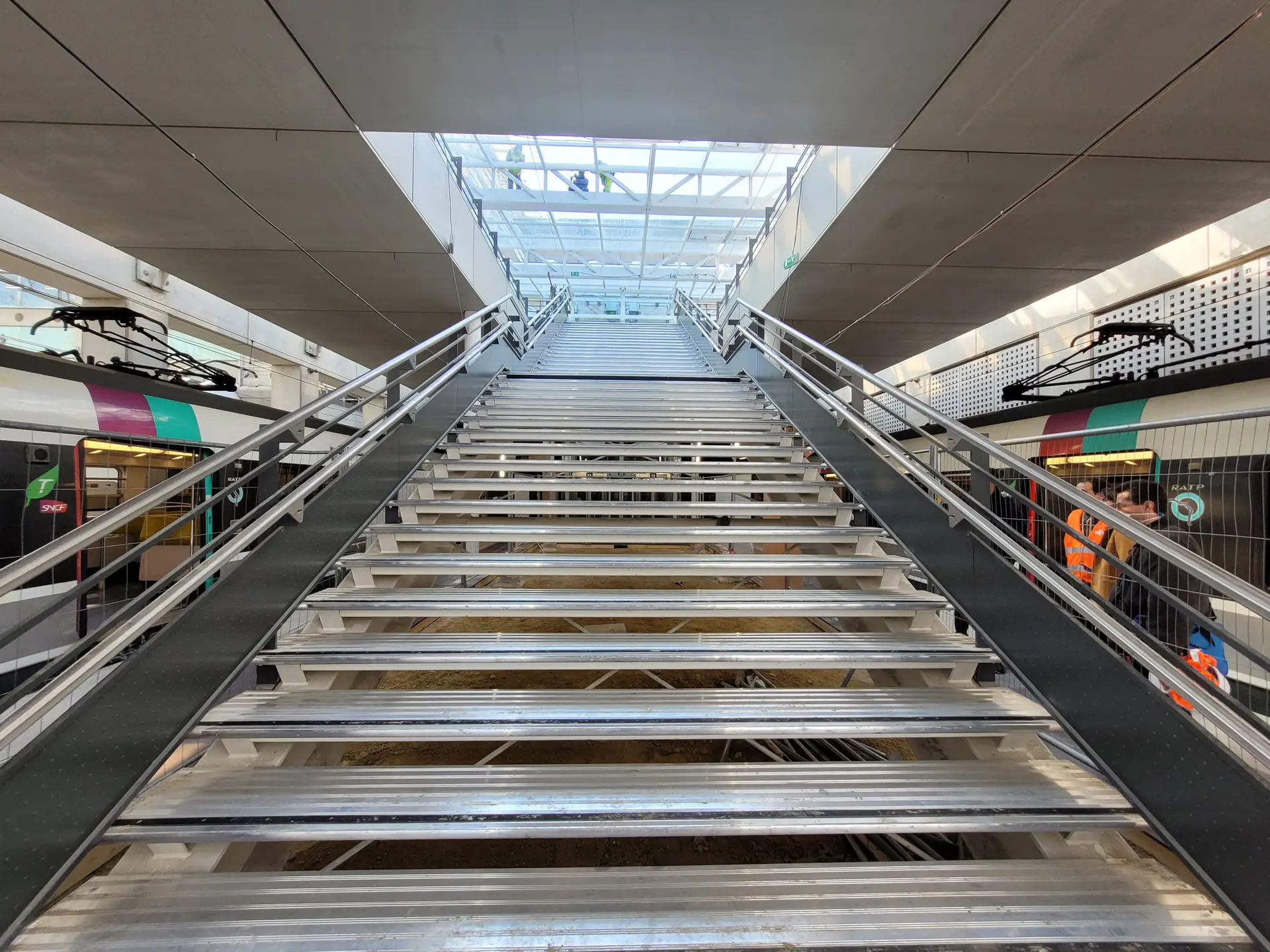 Escalier mécanique vu en contre-plongée vers la verrière