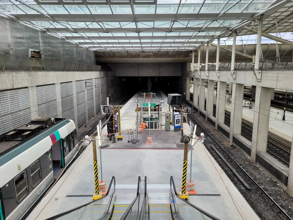 Quais de la gare et rame en station