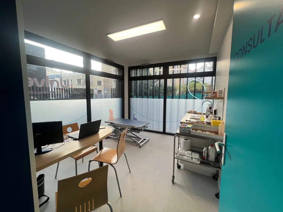 Salle vitrée de travail et postes de consultation