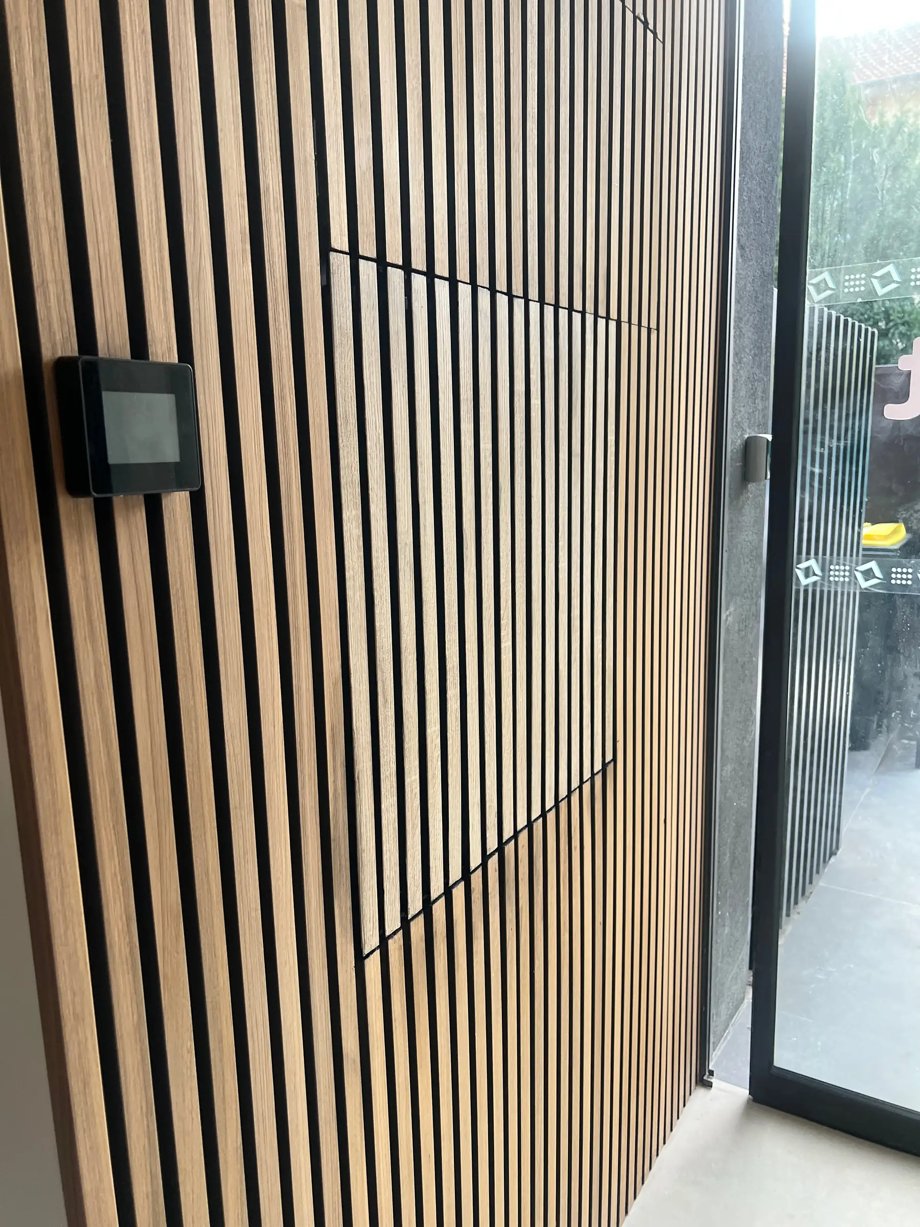Entrée de la clinique vétérinaire Univet Colombes, bardage bois à claires-voies