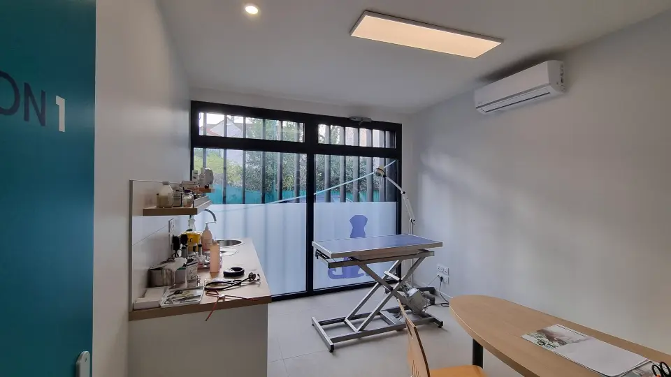 Clinique Vétérinaire Univet Colombes : Aménagement Design+Build par Xiléades, Agence Architecture Paris — vue 4