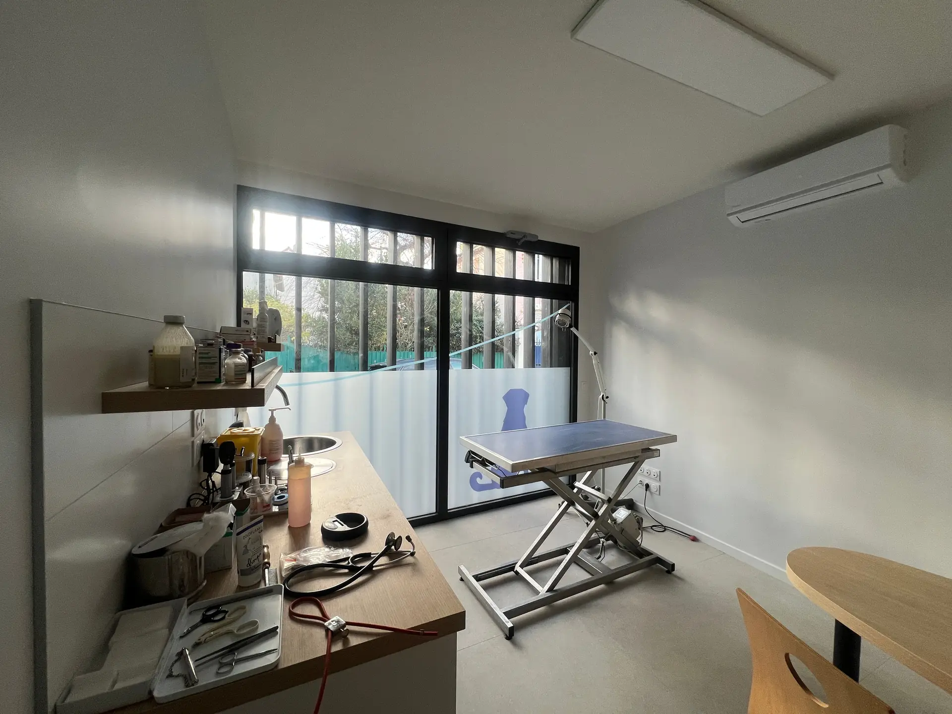 Salle de soins éclairée par la verrière