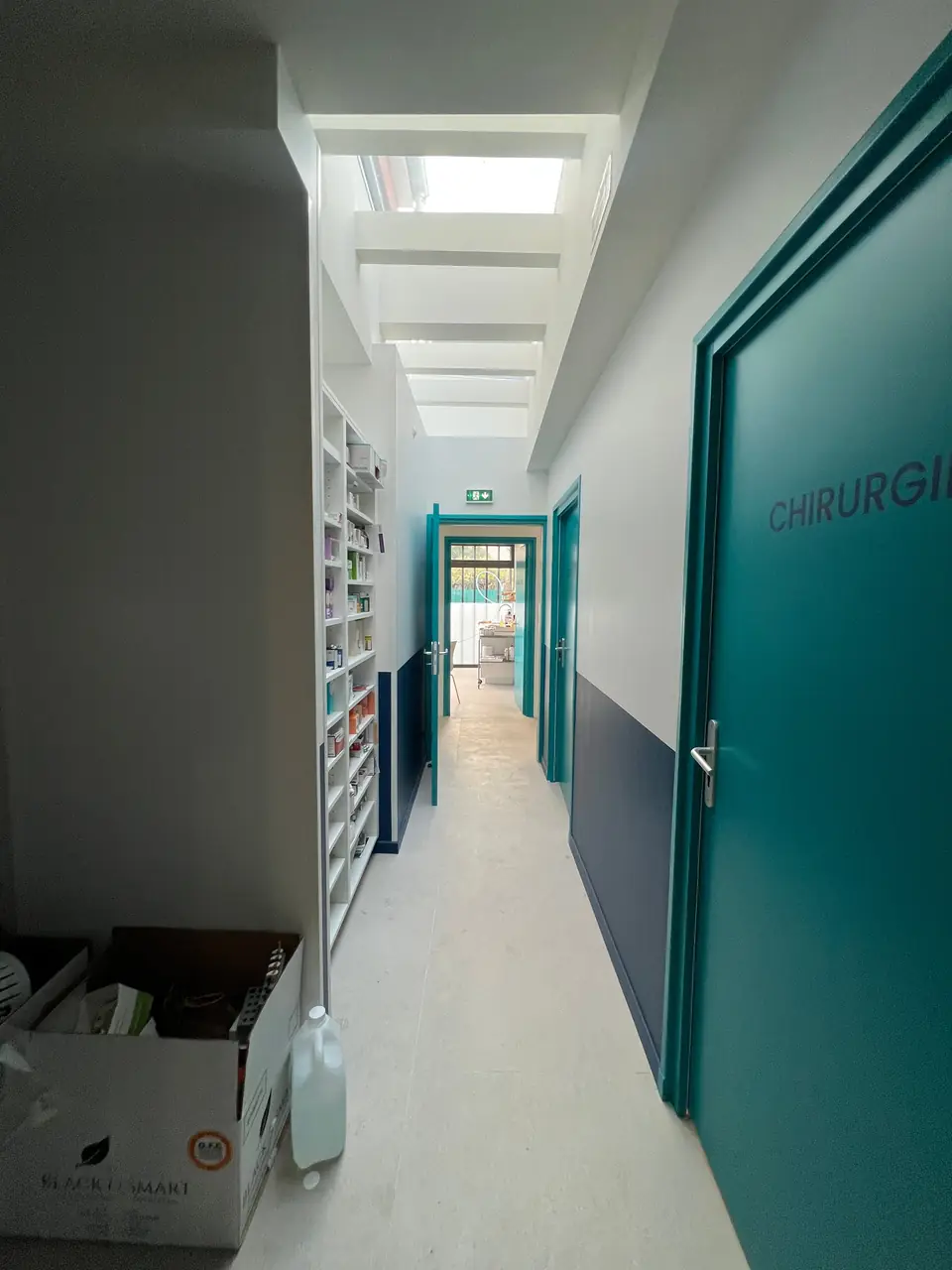 Couloir de distribution vers la pharmacie