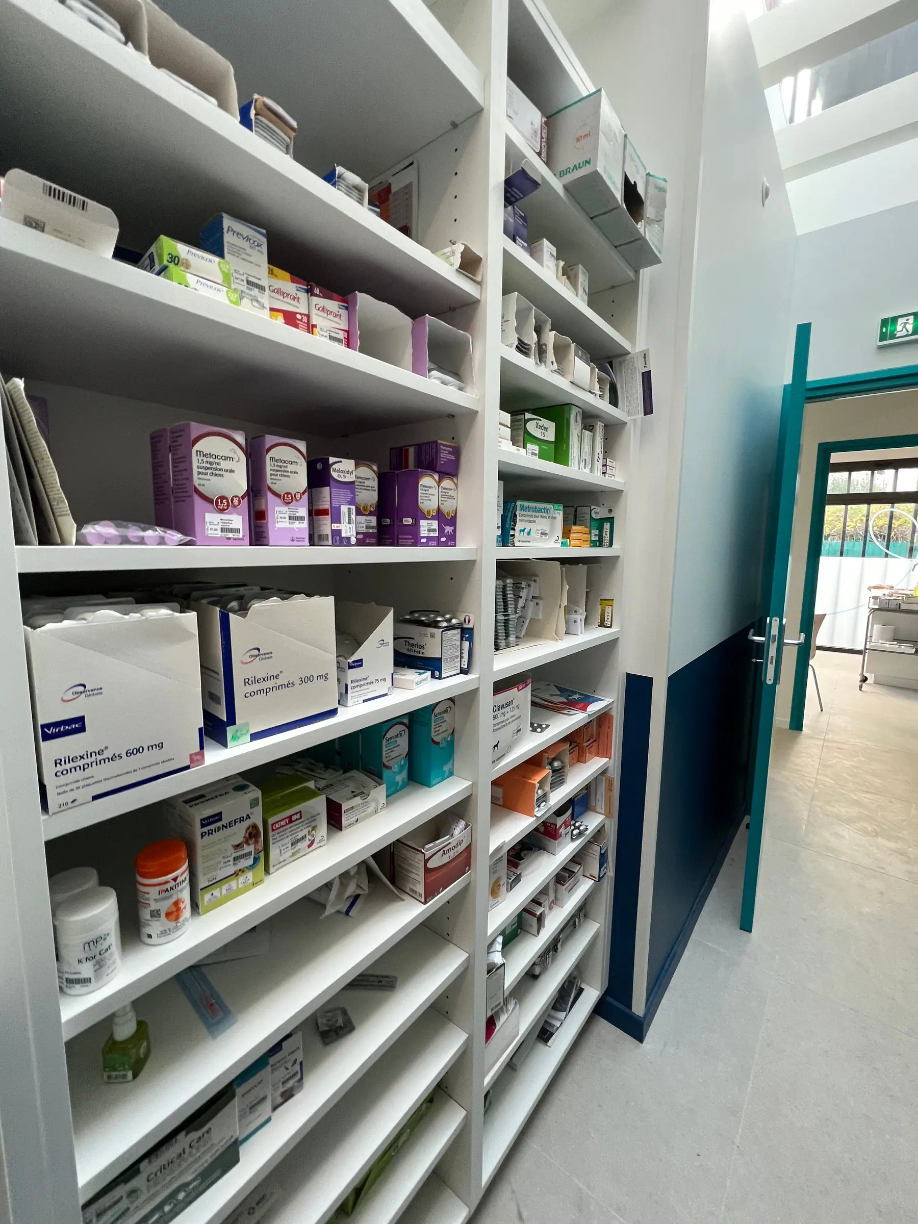 Rayonnages de la pharmacie vétérinaire
