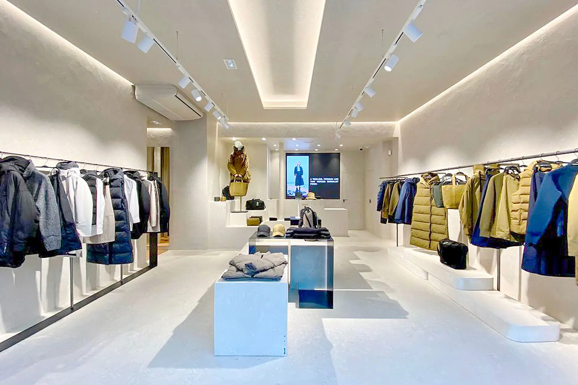 Aménagement ERP Boutique Ecoalf Paris 4e | Agence Design+Build Commerces — Commercial & Professionnel par Xiléades
