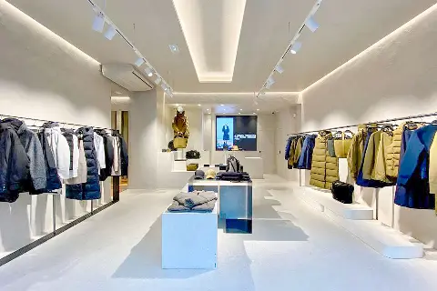Aménagement ERP Boutique Ecoalf Paris 4e | Agence Design+Build Commerces — Commercial & Professionnel par Xiléades