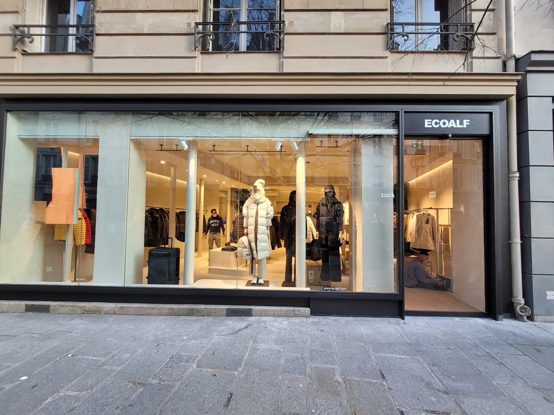 Escaparate lateral de la tienda, maniquíes y colección