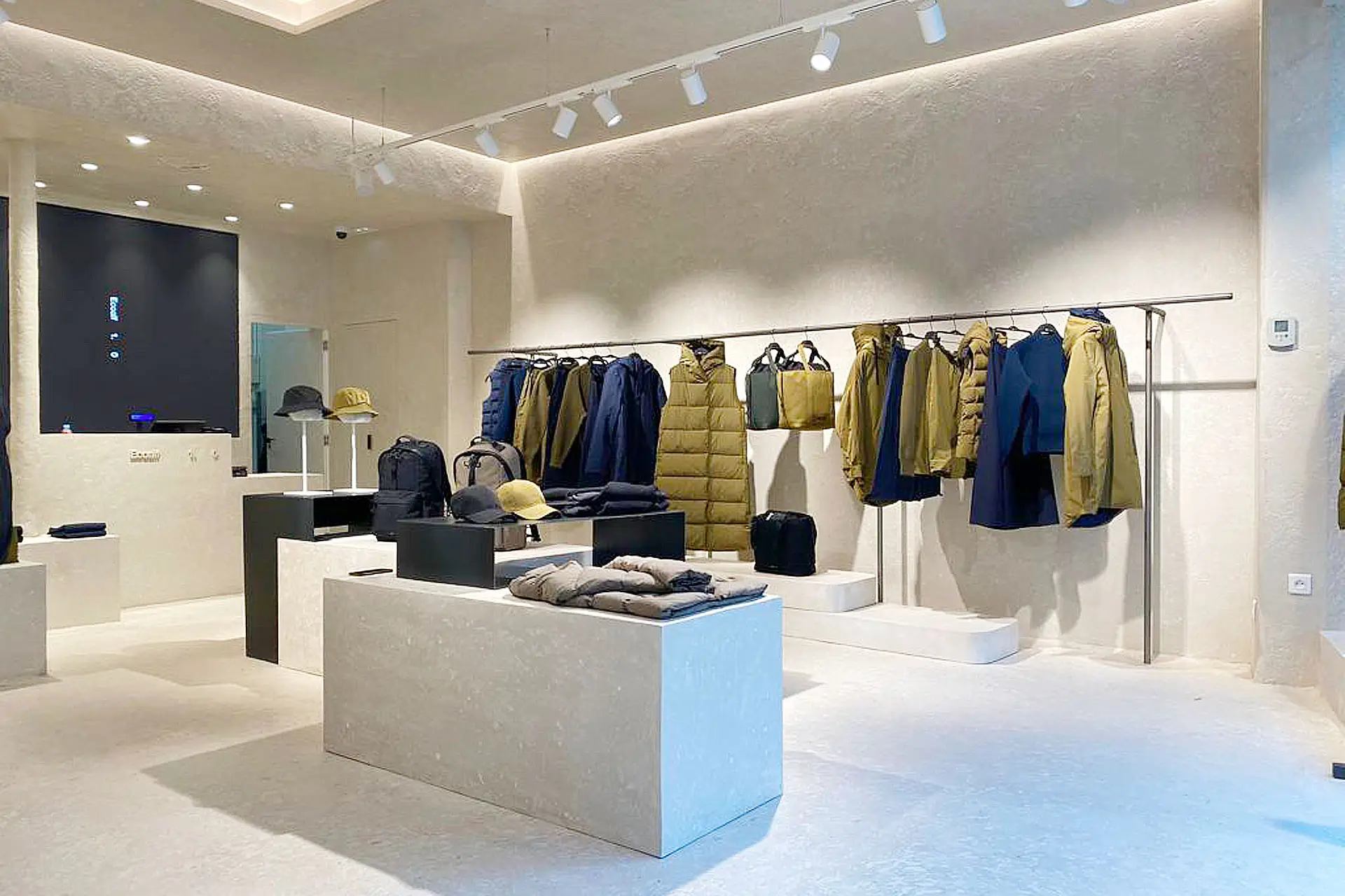 Aménagement ERP Boutique Ecoalf Paris 4e | Agence Design+Build Commerces — vue 3