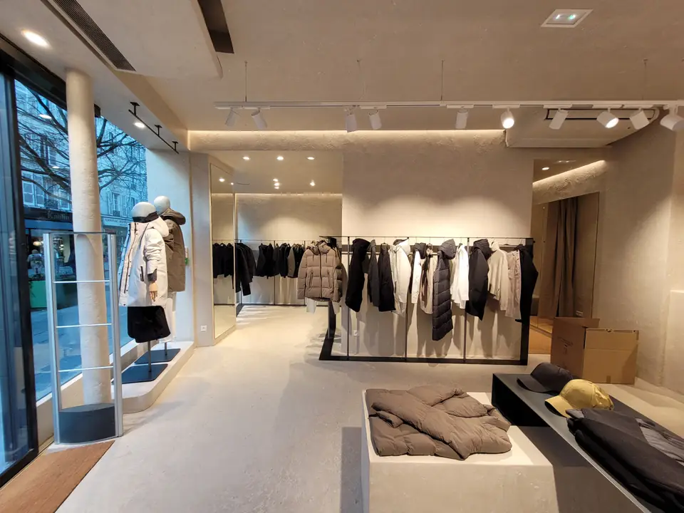 Espacio de venta abierto al escaparate, percheros y podios bajos