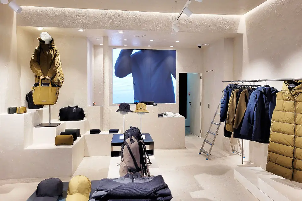 Aménagement ERP Boutique Ecoalf Paris 4e | Agence Design+Build Commerces — vue 4