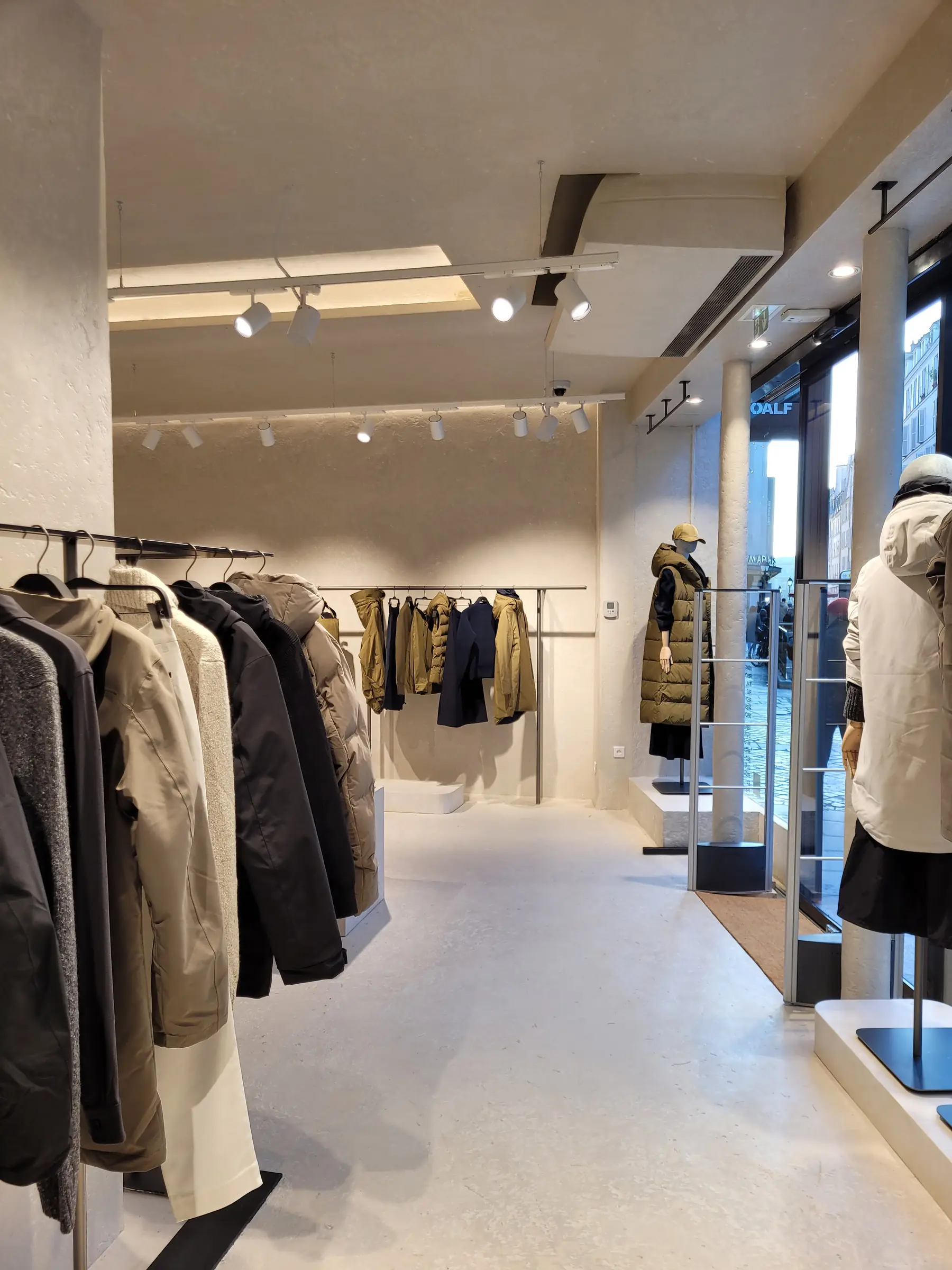 Perspectiva de los percheros y la colección hacia el escaparate