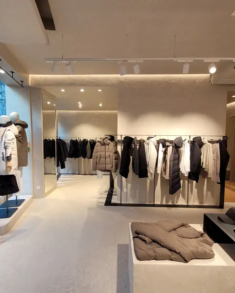 Aménagement ERP Boutique Ecoalf Paris 4e | Agence Design+Build Commerces — Commercial & Professionnel par Xiléades