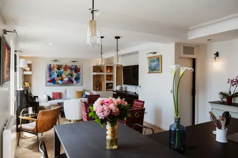 Séjour et salle à manger ouverts après rénovation, appartement rue de Grenelle Paris 7e