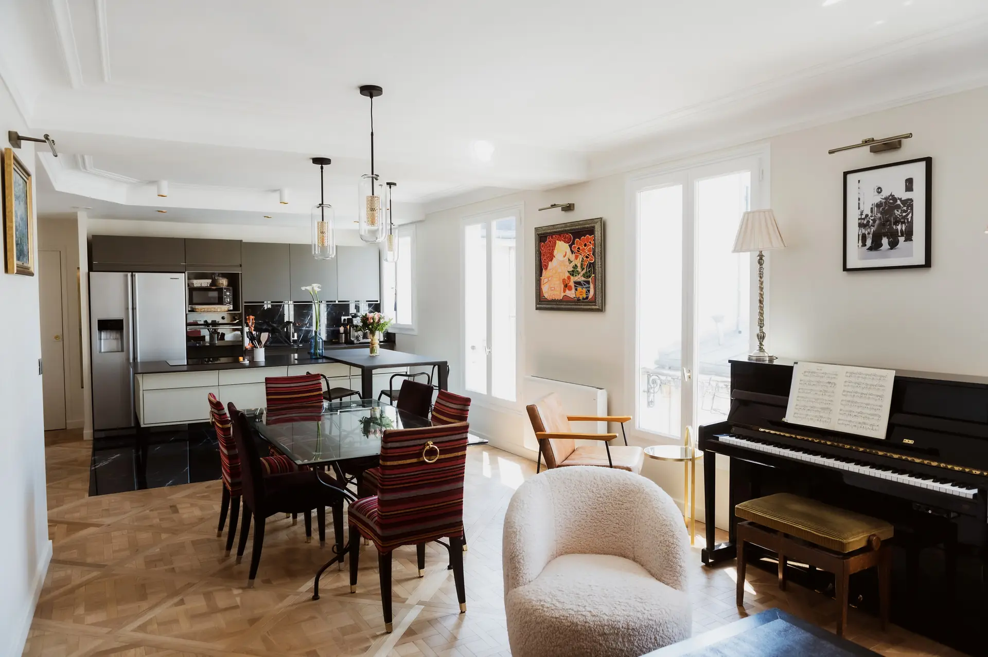 Enfilade de la cuisine ouverte vers le séjour