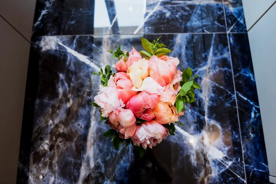 Plan en marbre bleu sodalite, bouquet de pivoines