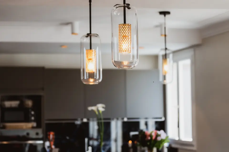 Suspensions en verre alignées au-dessus de la table