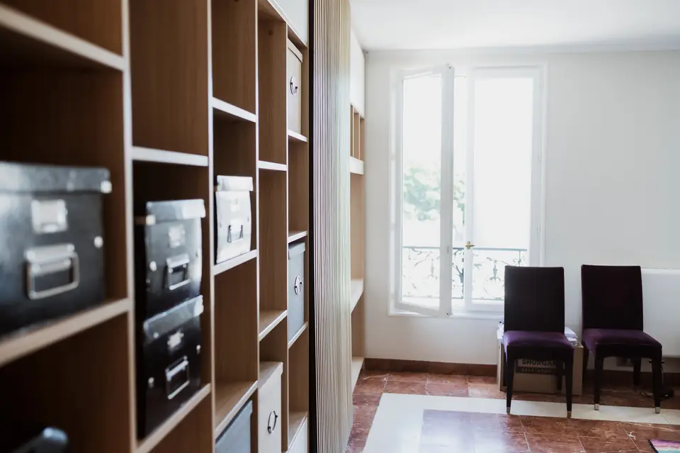 Bibliothèque sur mesure en second jour de la fenêtre