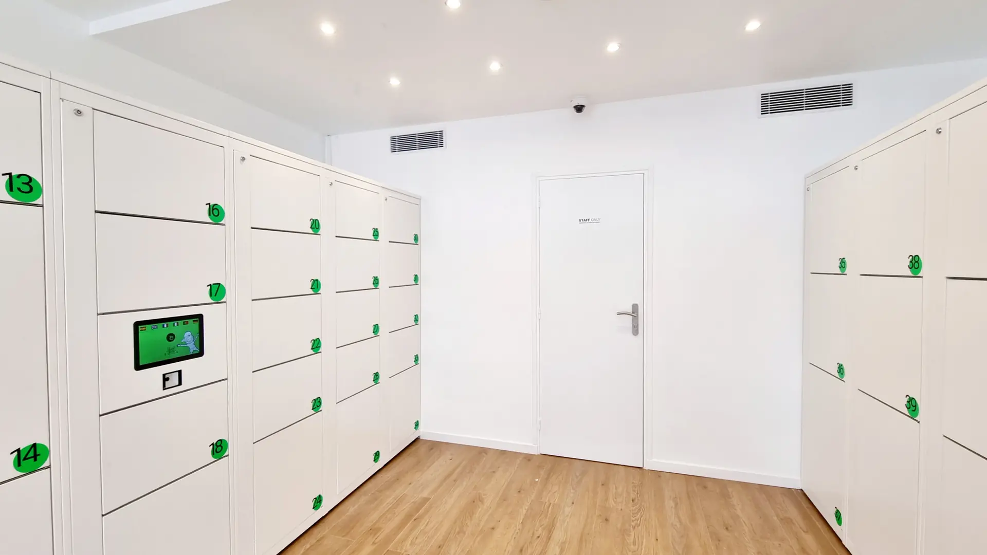Enfilade des casiers et borne de retrait