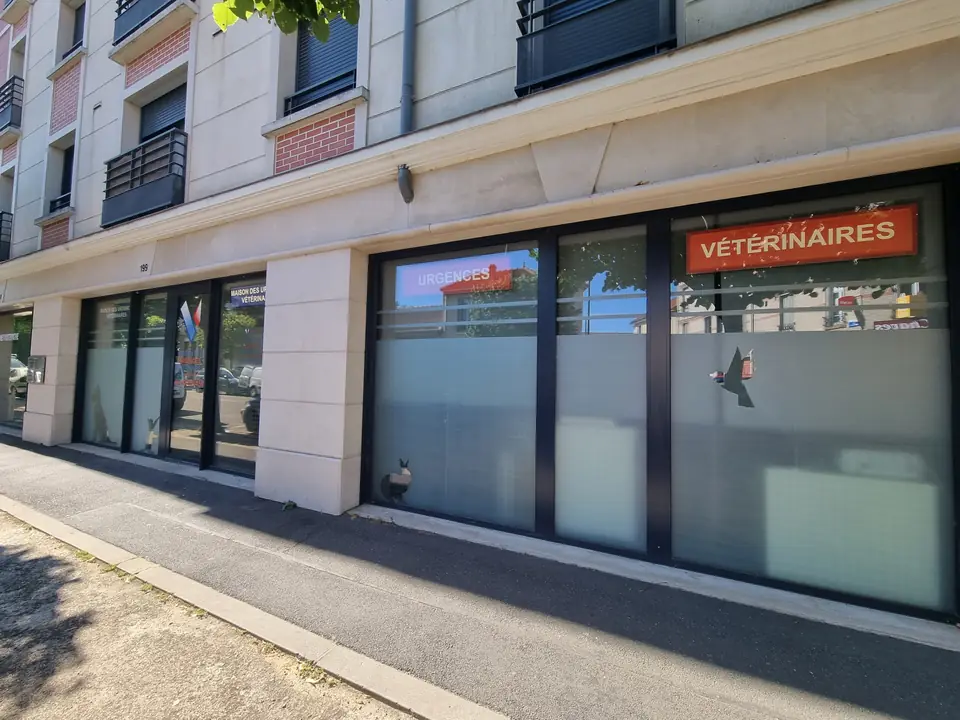Façade sur rue et enseigne « Vétérinaires » de la clinique