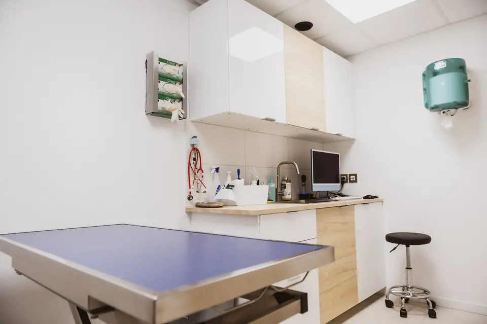 Salle de consultation équipée d'une table d'examen