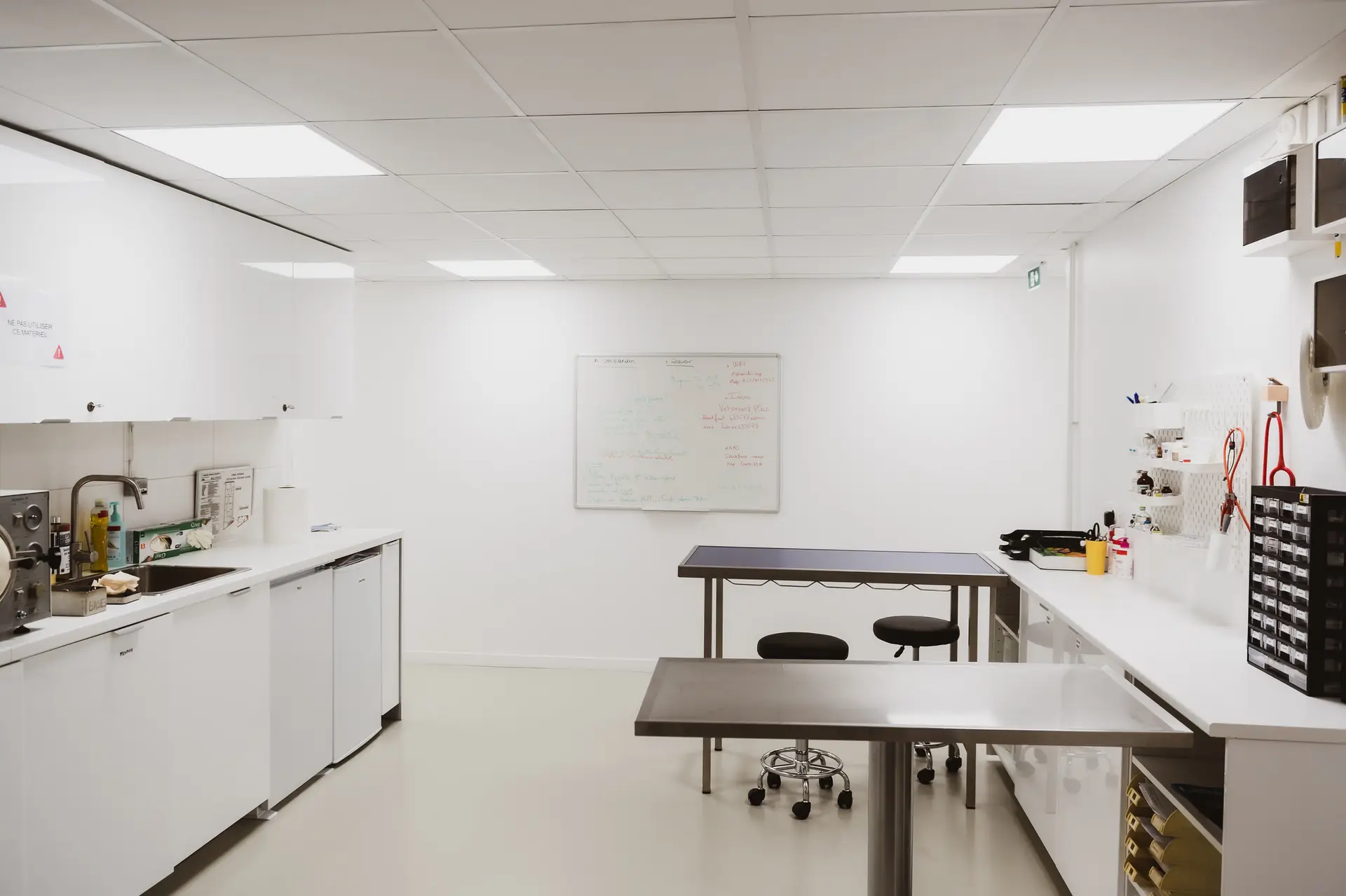 Salle de traitement, paillasses et tables inox