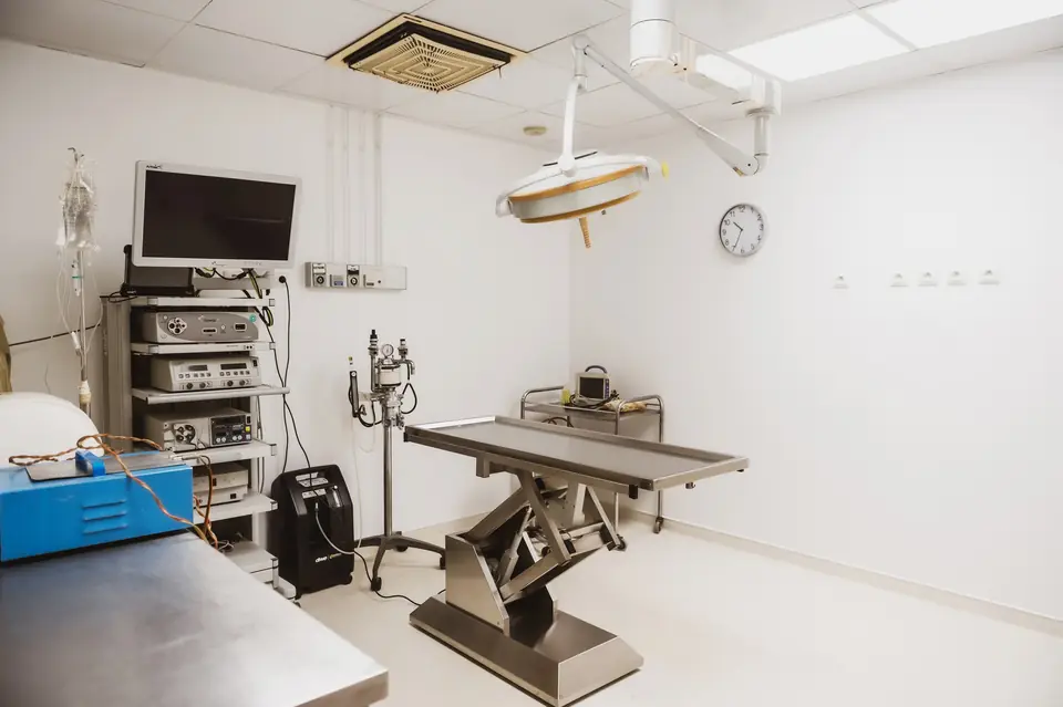 Bloc chirurgical équipé, table d'opération et scialytique