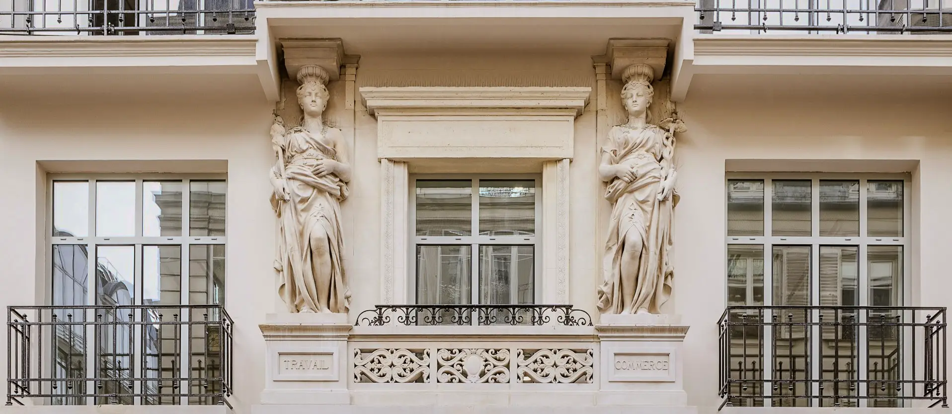 Détail de façade : cariatides encadrant une baie