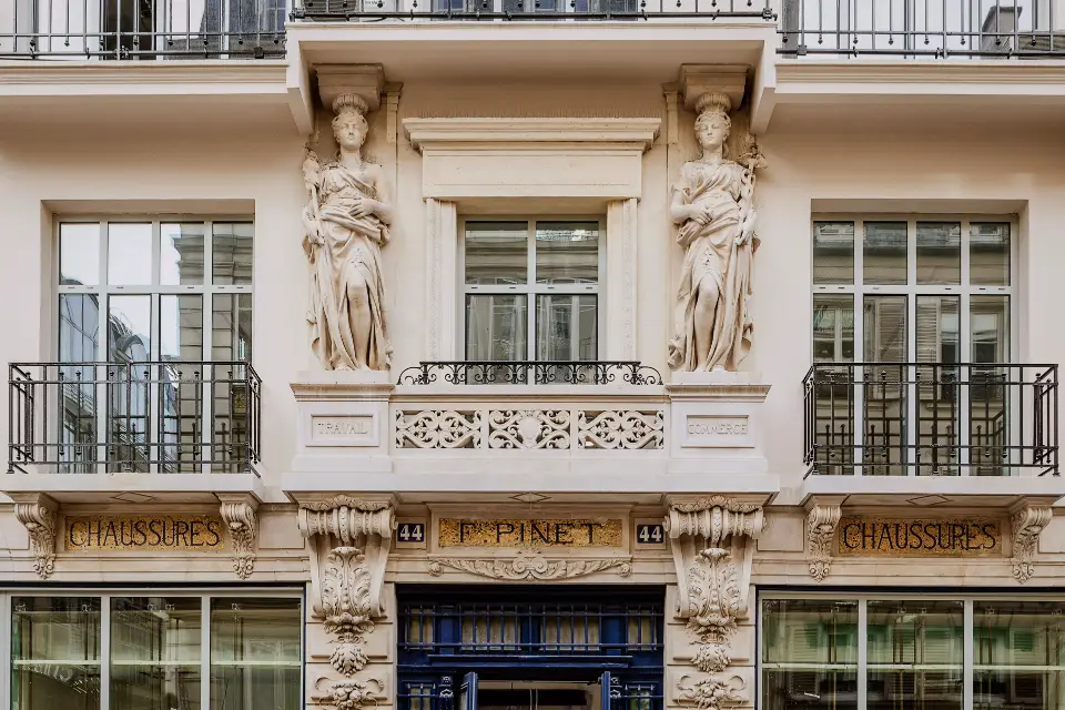 Façade sur rue, cariatides et devanture historique