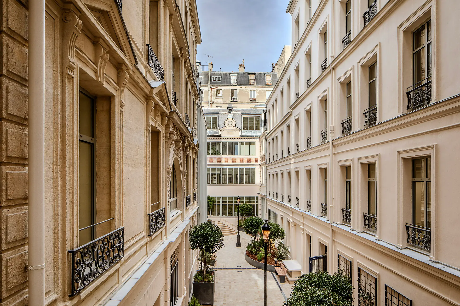 Cour intérieure plantée, pierre de taille et ferronneries