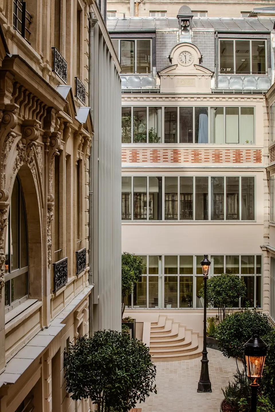 Cour intérieure et emmarchement, lanternes et arbustes en bac