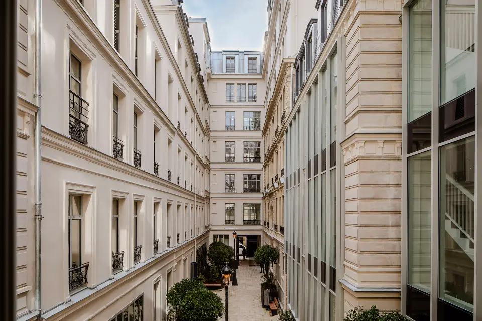 Cour intérieure en contre-plongée, façades et extension vitrée