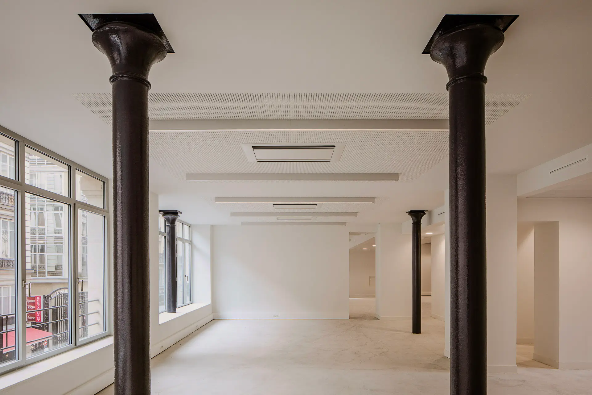 Plateau de bureaux, colonnes en fonte et grandes baies