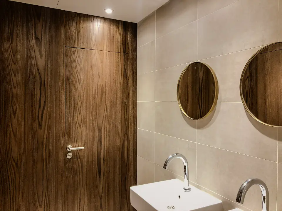 Sanitaires, habillage bois et miroirs ronds