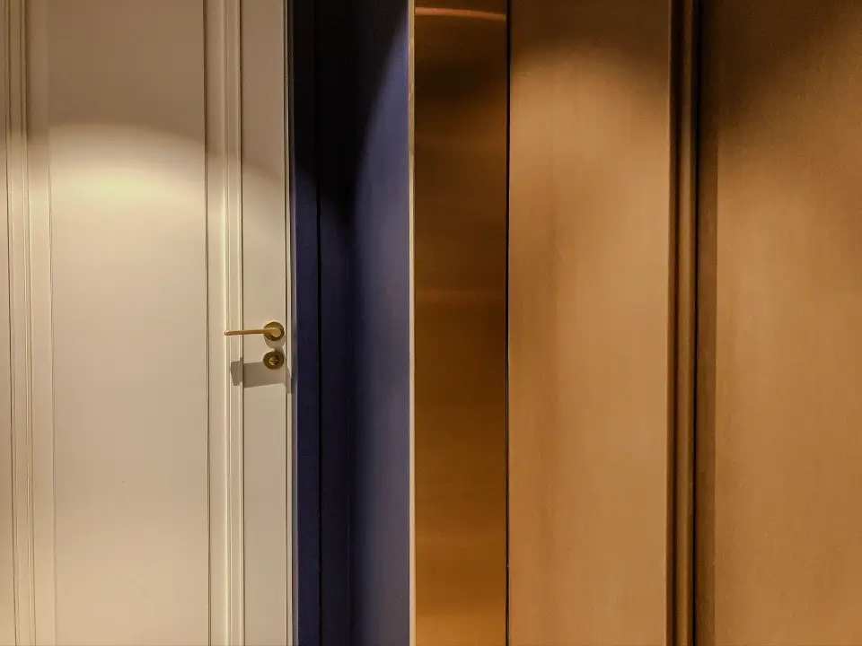 Détail de menuiserie : porte et habillage laiton
