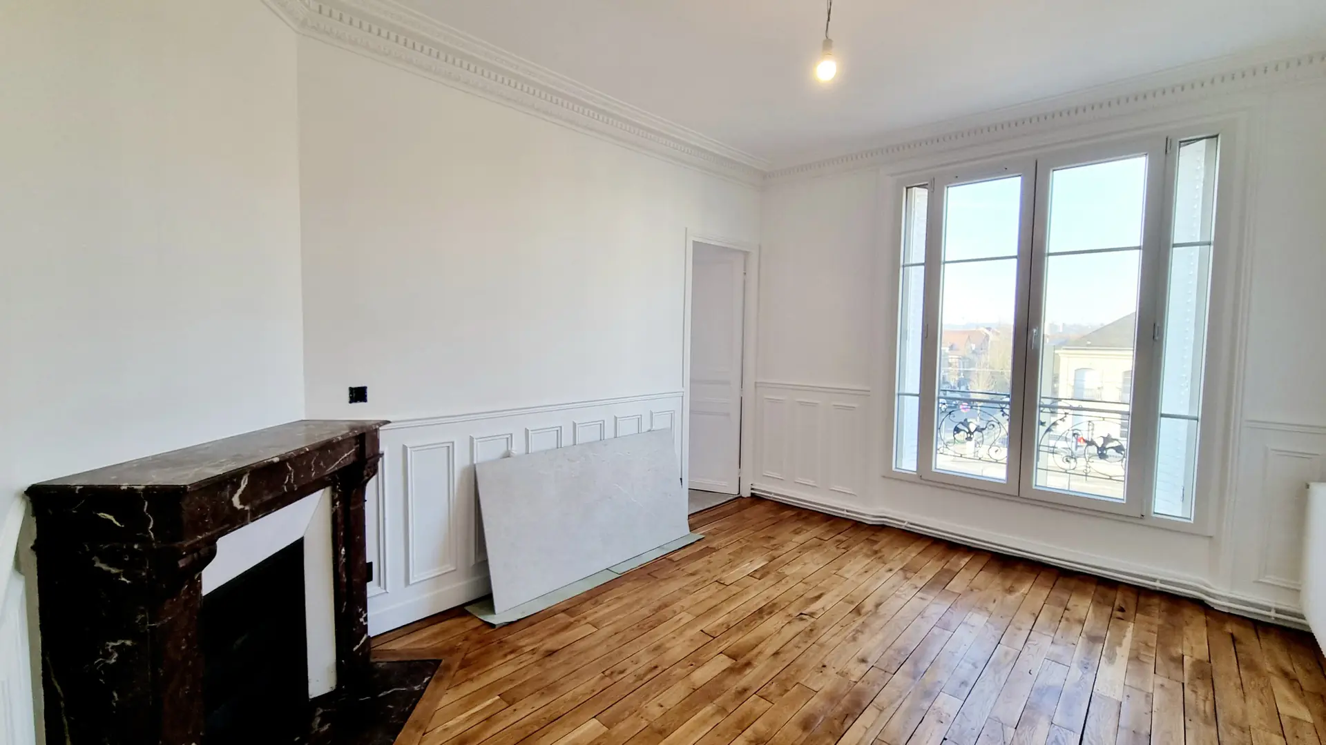 Séjour rénové, cheminée en marbre et parquet point de Hongrie