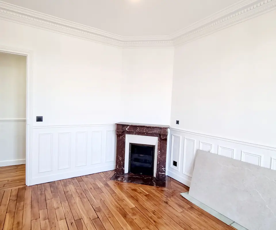 Chambre avec cheminée en marbre et soubassement mouluré