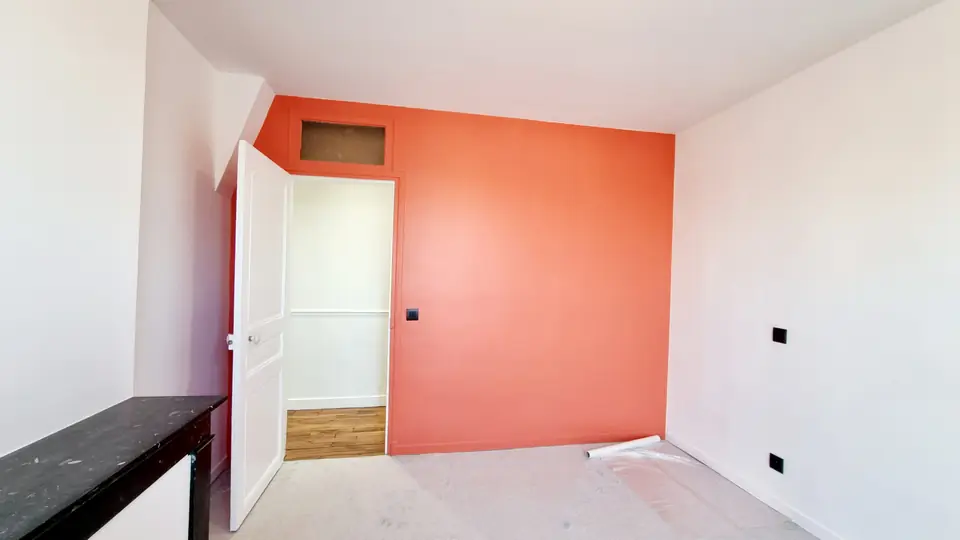 Chambre au mur corail