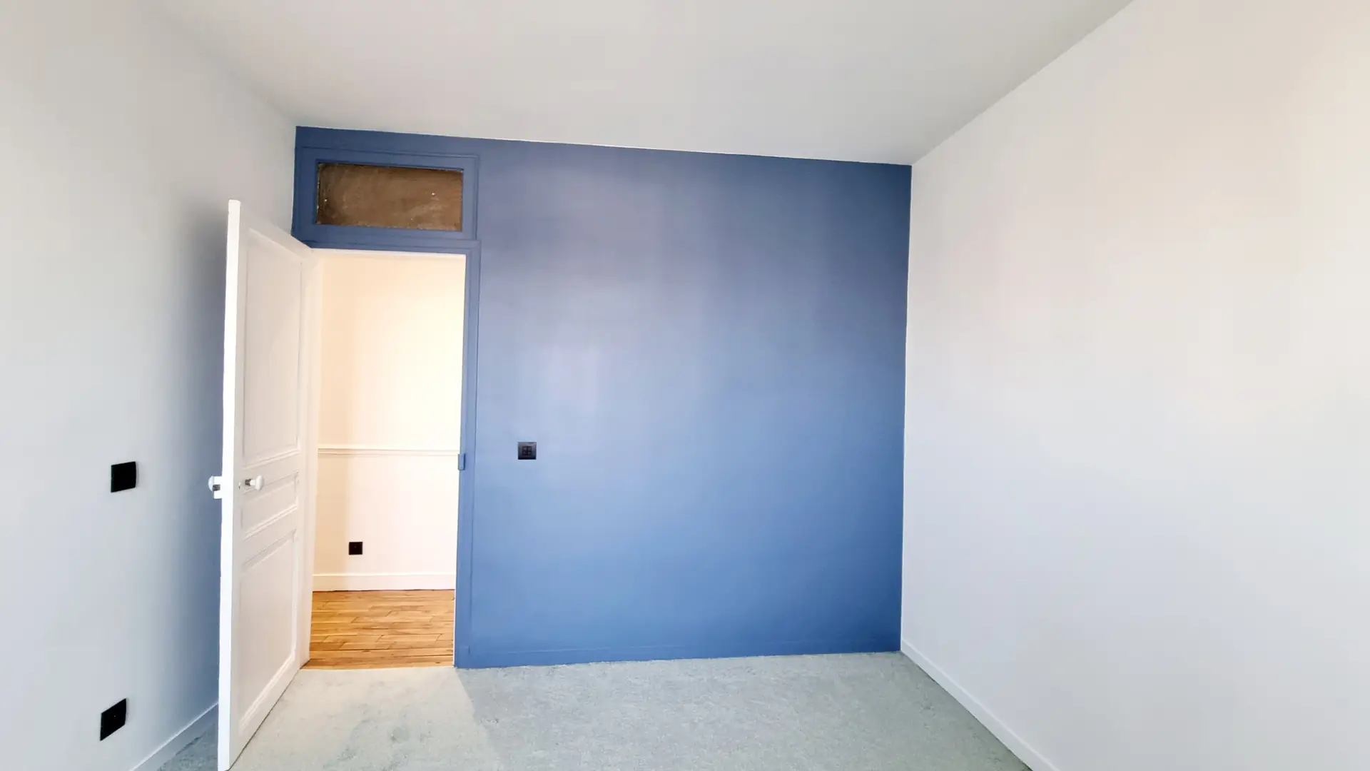 Chambre au mur bleu